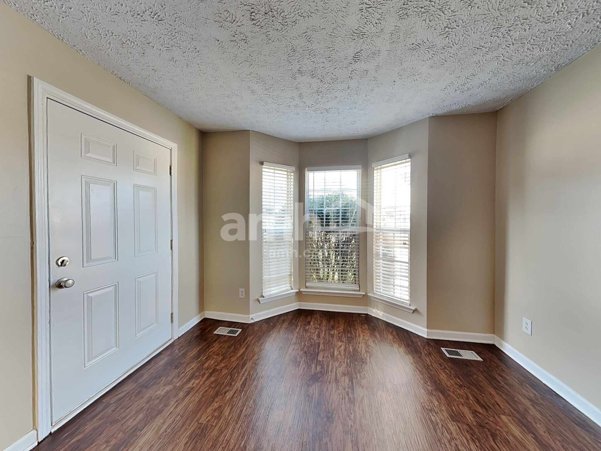 Building Photo - 280 Iris Dr