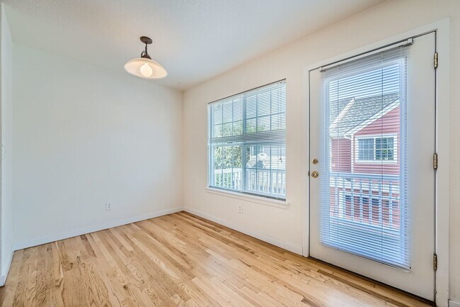 Building Photo - SW Longmont Townhome
