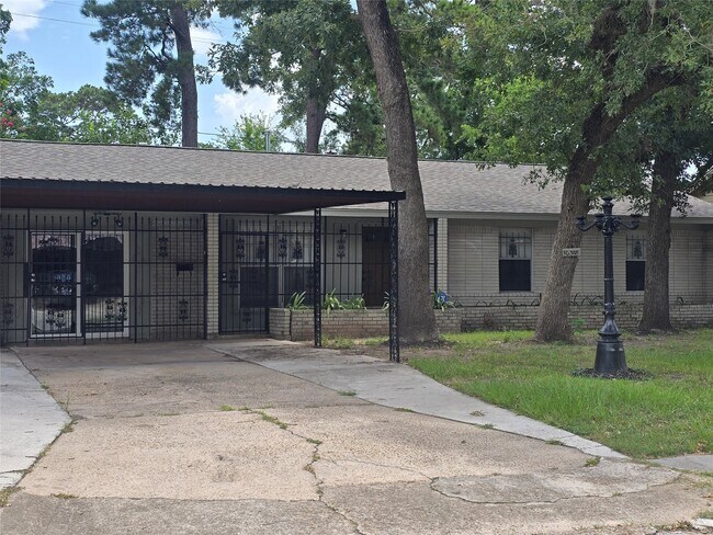 Building Photo - 10518 Royal Oaks Dr