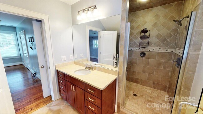 Building Photo - 2213 Roslyn Ave