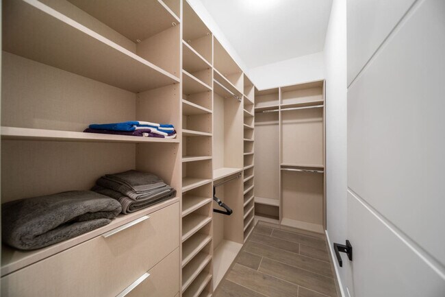 Building Photo - 547 NE 16th Ave