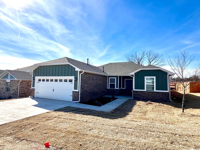 Building Photo - 3 Bedroom 2 Bathroom 2 Car Garage Home in ...