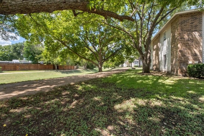 Building Photo - Cute 2 Bedroom, 2 Bath Condo in Northwest ...