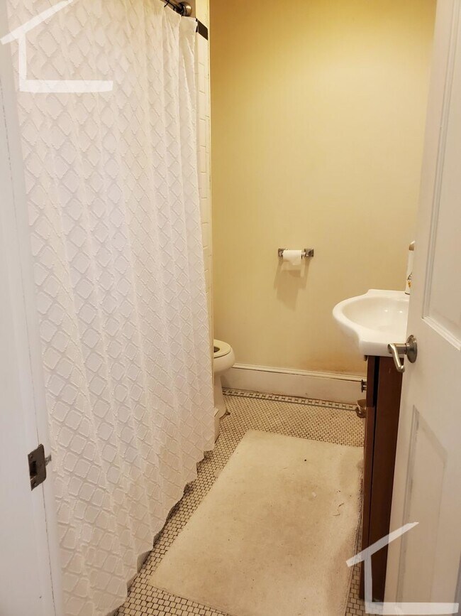 Building Photo - Coolidge Corners finest.......