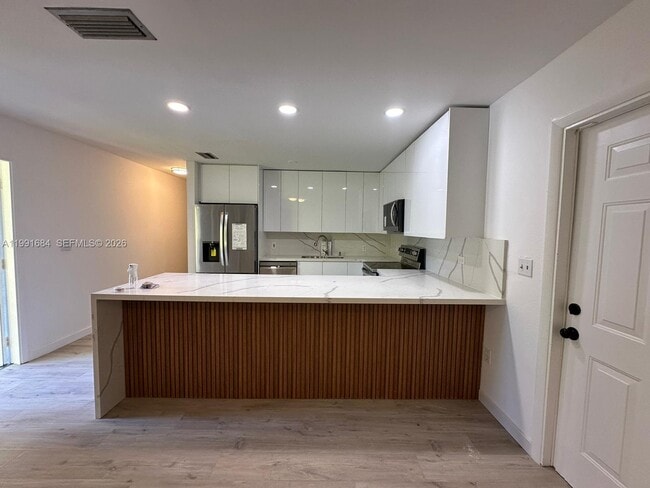 Building Photo - 3755 Oak Ave