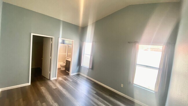 Building Photo - Enchanting Delano property just minutes fr...