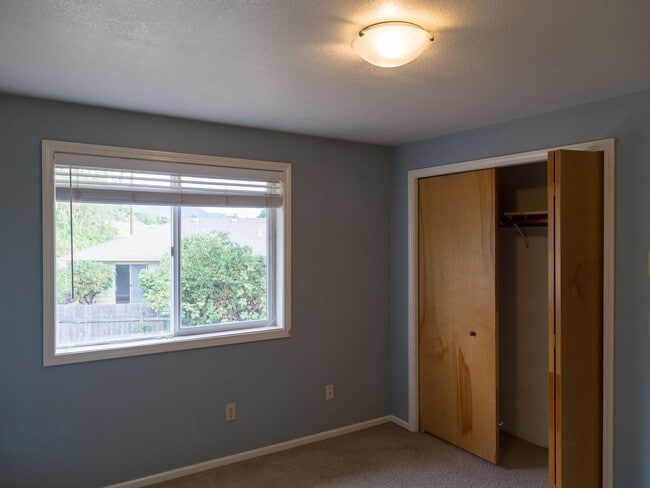 Building Photo - great location, new exterior and interior painting