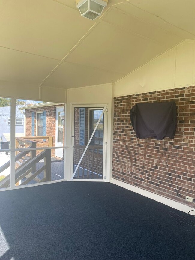 Building Photo - Waterfront 3 bedroom 2 bath