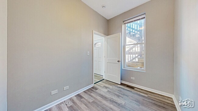 Building Photo - 115 S Paulina St