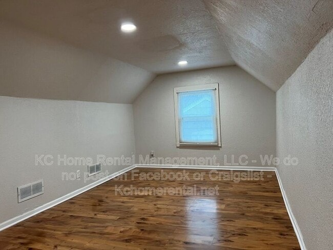 Building Photo - 8009 Summit St