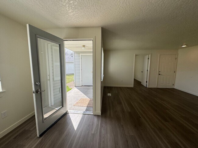 Building Photo - 3137 S Apple St