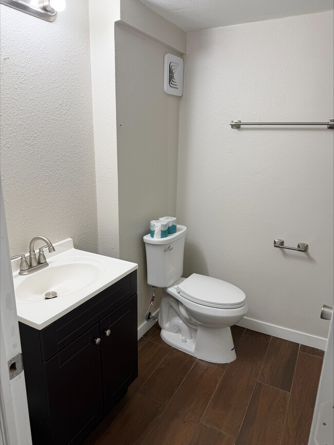 Building Photo - 1327B 9th W Ave