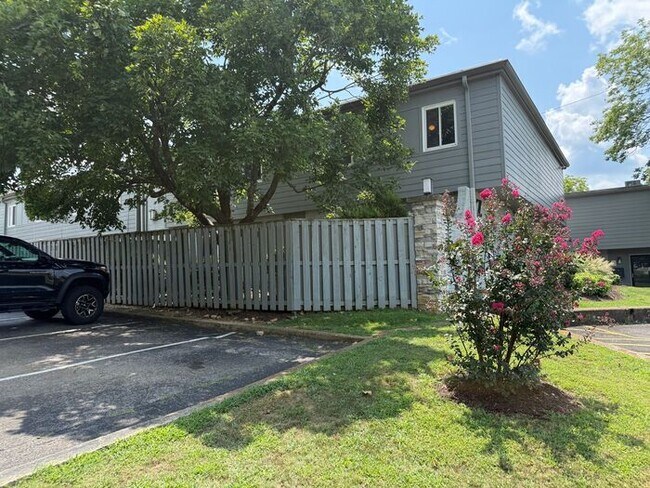 Building Photo - FOR RENT - 3 Bedroom Condo in Green Hills