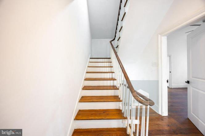 Building Photo - 209 E Martin St