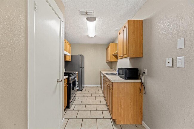 Building Photo - 906 Oleander Ln