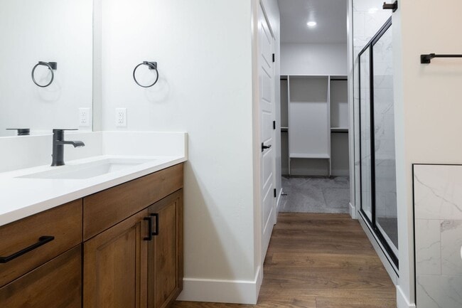 Building Photo - BEAUTIFUL 3 Bed 2 Bath Twin home in Sugar city!