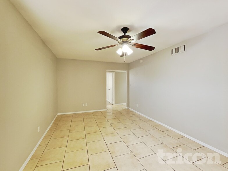 Building Photo - 646 W Enid Ave