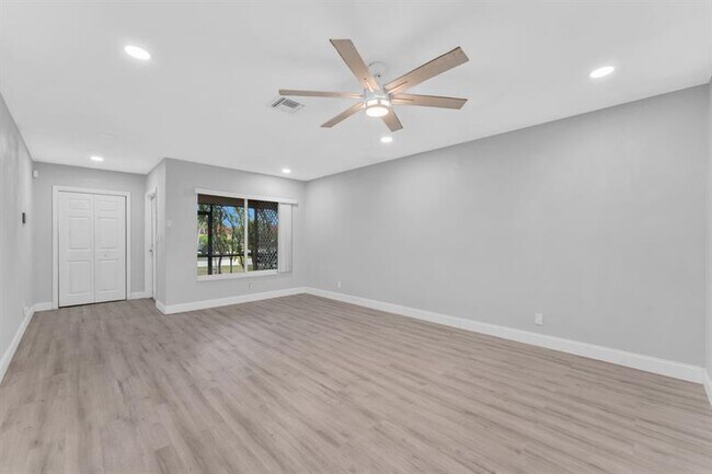 Building Photo - 7902 NW 70th Ct