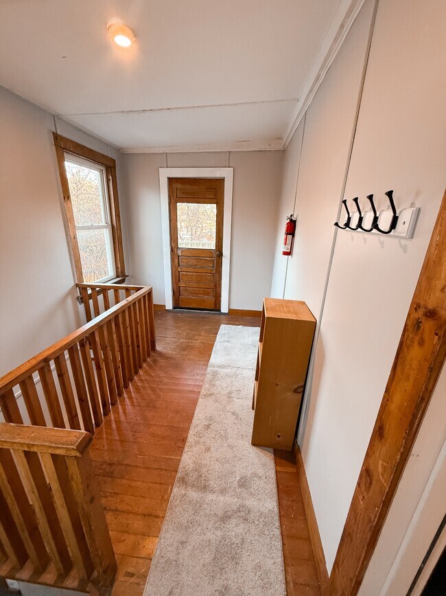 Building Photo - 584 Pleasant St