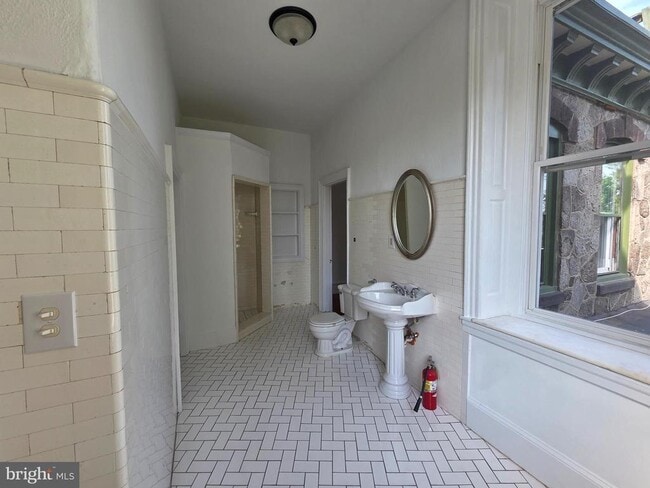 Building Photo - 348 Green Ln