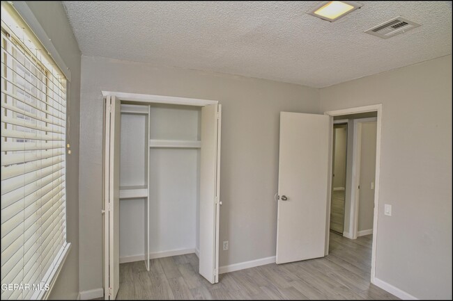 Building Photo - 10415 Ashwood Dr