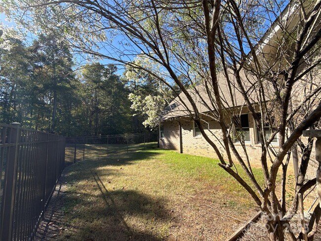Building Photo - 13931 Thompson Rd