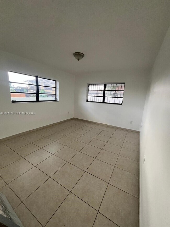 Building Photo - 1400 W 39th Pl