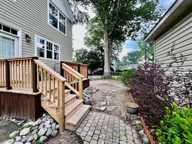 Building Photo - Gorgeous Home in the heart of Bayview Beach