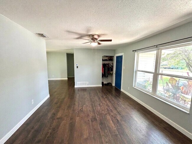Building Photo - *COMING SOON* *MOVE IN SPECIAL* Spacious 3BR with Office & Large Fenced Backyard!