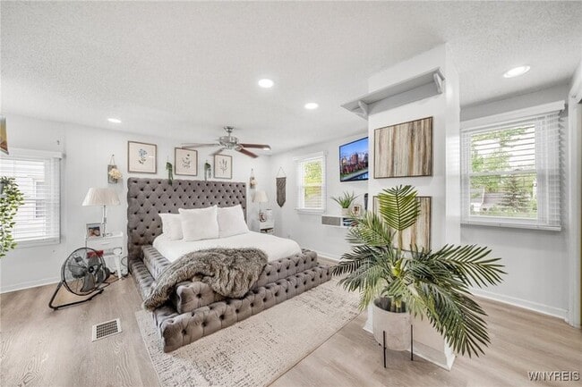 Building Photo - Welcome to this beautifully updated, move-...