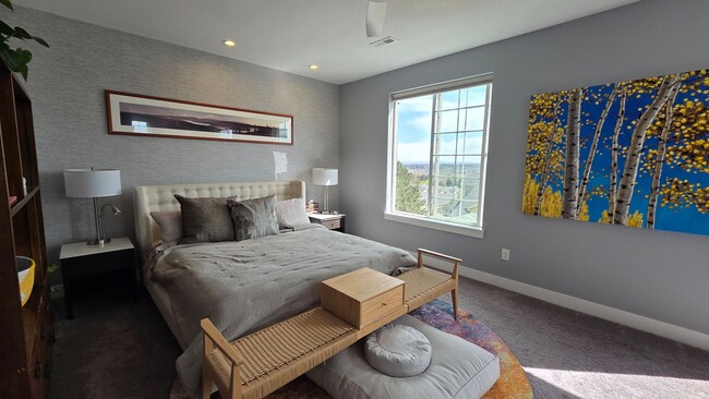 Building Photo - Modern 4 Bedroom 5 Bath Townhome - With Lots of Natural Light and Great Views!