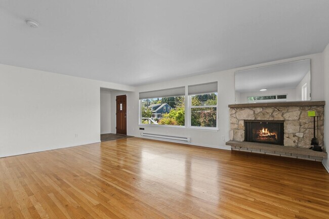 Building Photo - 3616 33rd Ave W