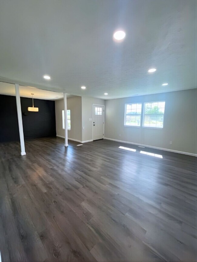 Building Photo - Modern & Spacious 3BR Home with Trendy Design Features and Large Yard!