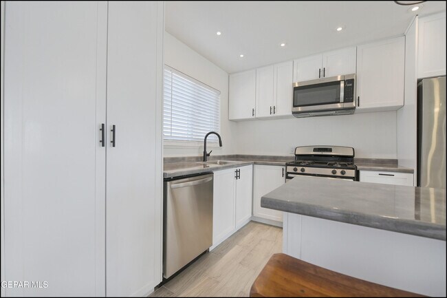 Building Photo - 8617 Darlina Dr