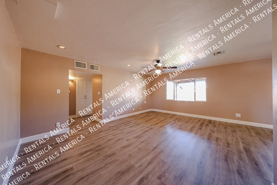 Building Photo - 6924 E Cheery Lynn Rd