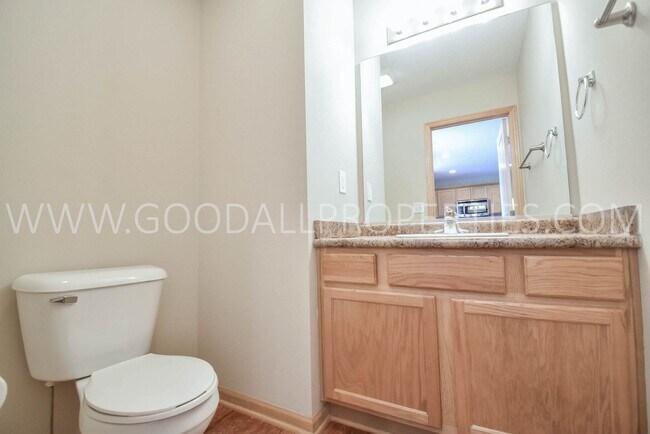 Building Photo - RENT SPECIAL!!! 2 Bedroom 2.5 Bath Townhome in Urbandale with attached two car garage.