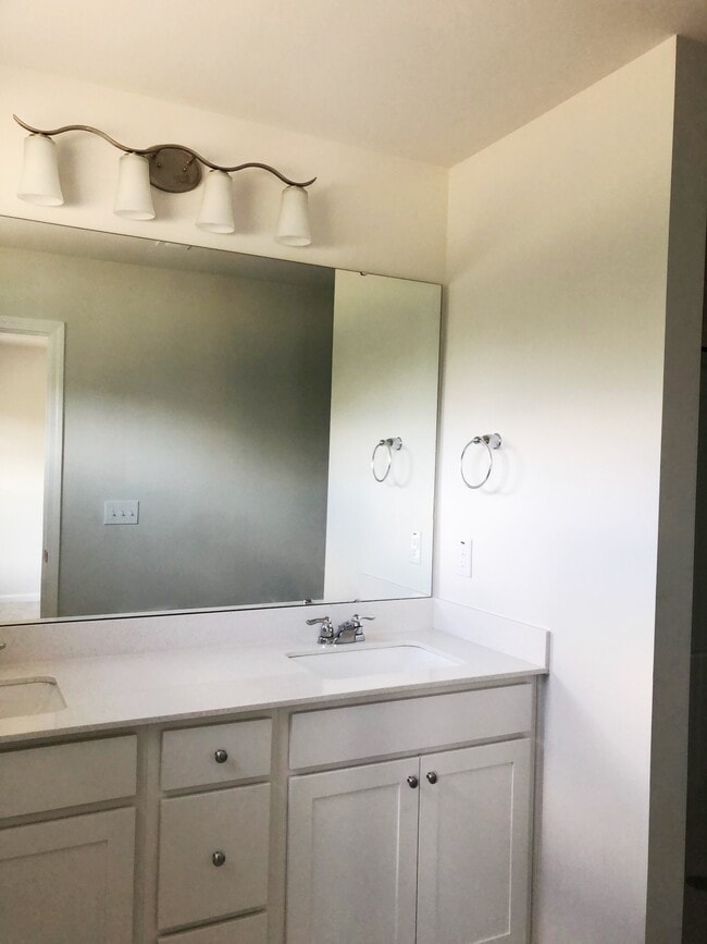 Building Photo - 825 Falls Grove Trl