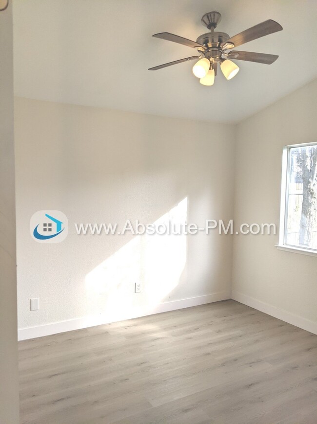 Building Photo - Amazing 3 Bed 2 Bath Home in the Highly De...