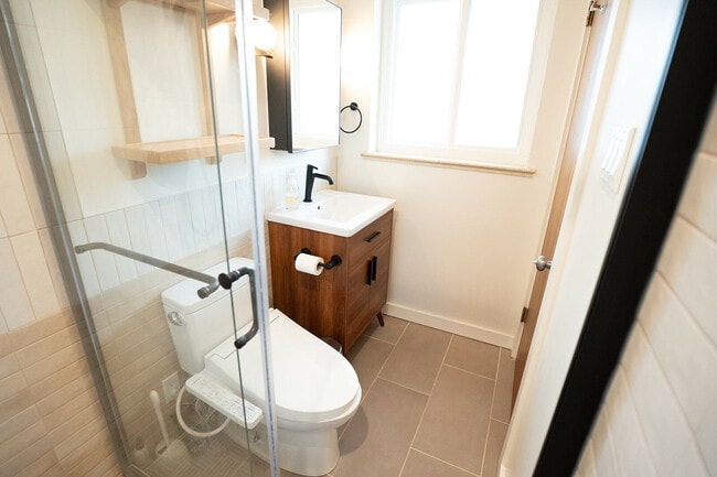 Building Photo - 180 Estes St