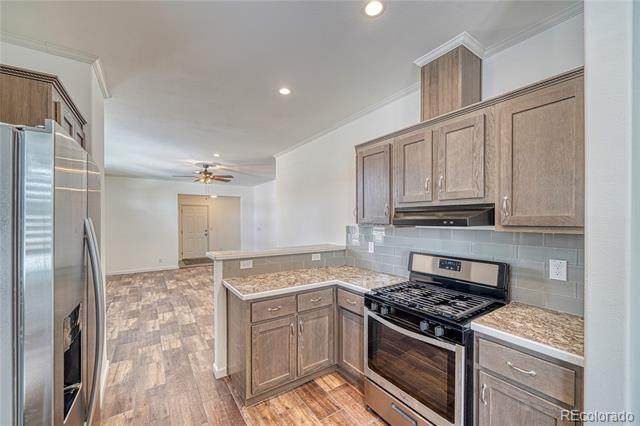 Building Photo - 904 W 6th St