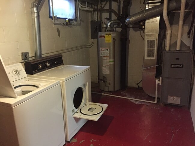 Building Photo - Gorgeous 2 Bedroom, 1.25 Bath Townhouse near UIHC