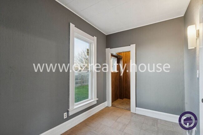 Building Photo - 222 E Park St