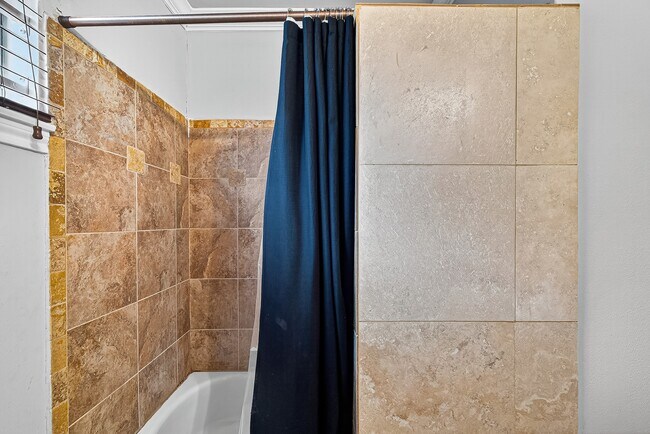 Building Photo - 9402 Meadowcroft Dr