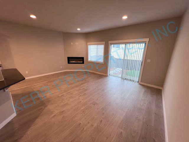 Building Photo - FREE RENT! 3 Bd / 2.5 Bth - Electric Firep...