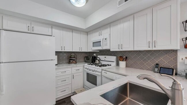 Building Photo - 216 Coldspring Ct