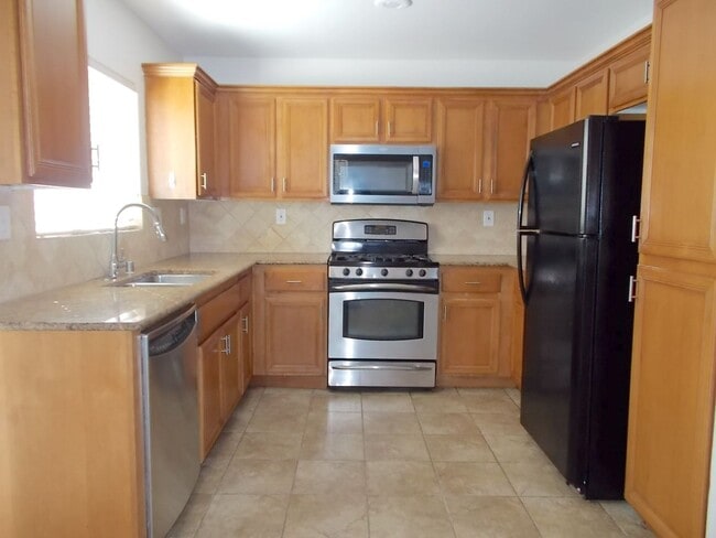 Building Photo - Come live the Las Vegas dream!