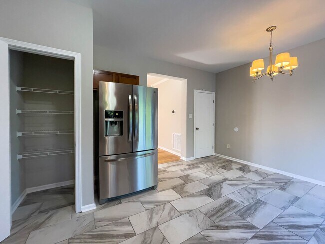 Building Photo - Spacious Three-Bedroom Townhouse in West A...