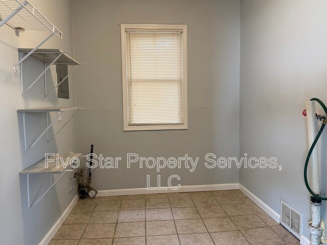 Building Photo - 1028 W Iles Ave