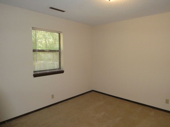Building Photo - 2 bedroom 1 bath in West Columbia