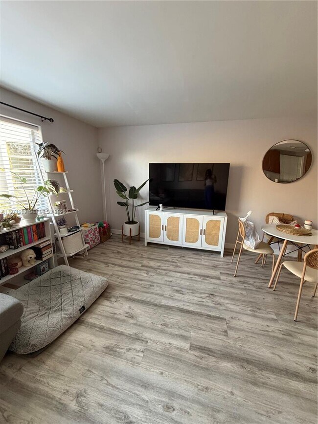 Building Photo - 3101 SW 27th Ave